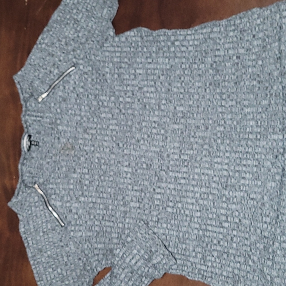 Women size 2x gray sweater with zipper decals on collar